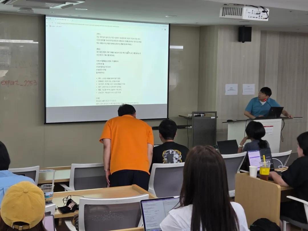 중앙대학교 강의실에서 참가자들이 노트북으로 각자의 결과물을 만드는 전경.